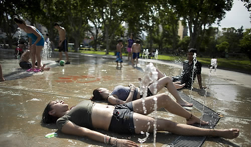 부에노스아이레스 시민들이 한 공원 분수대에서 더위를 식히고 있다. AP 연합뉴스