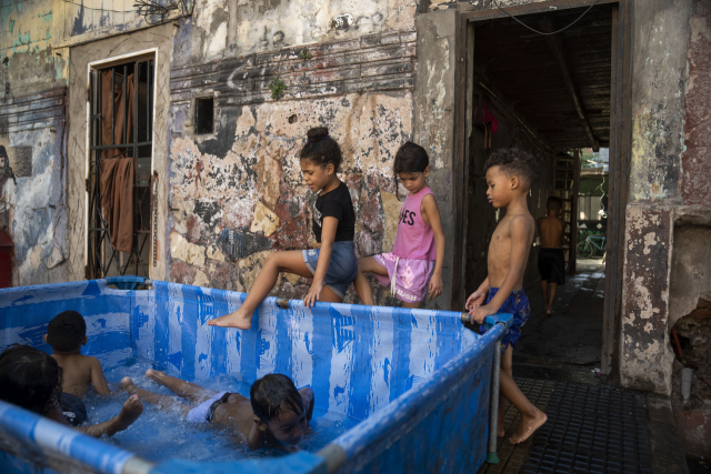 아르헨티나 부에노스아이레스의 라 보카 인근 보도에 있는 플라스틱 수영장에서 어린이들이 더위를 식히고 있다. AP 연합뉴스
