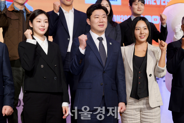 전 피겨스케이팅 선수 김연아, 사격 선수 진종오, 전 스피드스케이팅 선수 이상화가 24일 오후 서울 송파구 올림픽파크텔 올림피아홀에서 열린 강원 2024 홍보대사 및 문화행사 감독 위촉식에 참석했다. / 사진=김규빈 기자