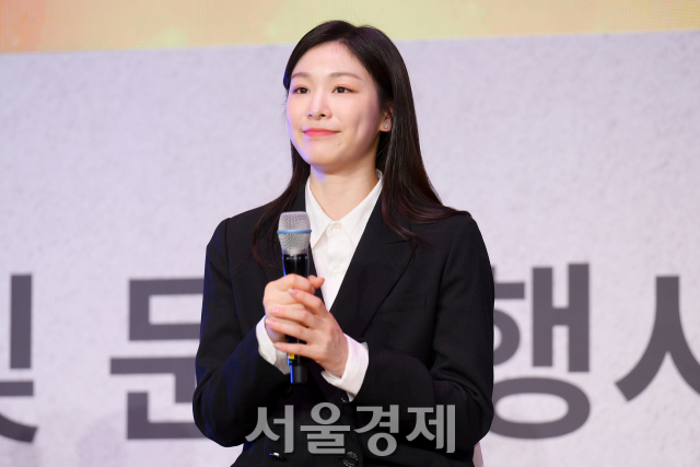 전 피겨스케이팅 선수 김연아가 24일 오후 서울 송파구 올림픽파크텔 올림피아홀에서 열린 강원 2024 홍보대사 및 문화행사 감독 위촉식에서 소감을 말하고 있다. / 사진=김규빈 기자