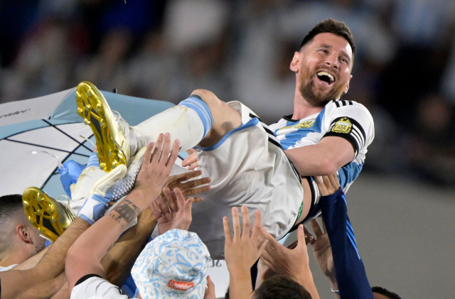 아르헨티나 대표팀의 리오넬 메시가 24일 파나마와의 평가전 뒤 동료들이 쳐주는 헹가래에 행복해하고 있다. AFP연합뉴스