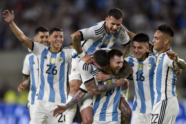 아르헨티나 대표팀의 리오넬 메시가 24일 파나마와 평가전에서 팀의 추가골을 넣은 뒤 동료들의 축하를 받고 있다. AP연합뉴스