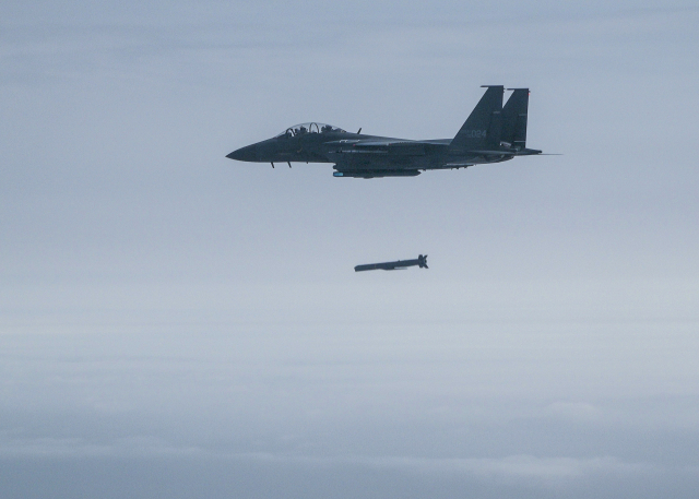 공군 F-15K 전투기가 24일 오후 가상의 지상 표적을 향해 장거리 공대지미사일인 'AGM-84 슬램이알·SLAM-ER)’을 발사하고 있다. /사진제공=공군