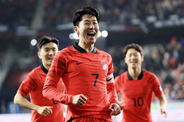 대한민국 축구 대표팀 공격수 손흥민이 24일 콜롬비아와의 평가전에서 선제골을 넣은 뒤 환호하고 있다. 연합뉴스