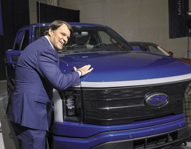 짐 팔리 포드 최고경영자(CEO)가 인기 전기 픽업트럭 ‘F-150 라이트닝’을 만지고 있다. AFP연합뉴스