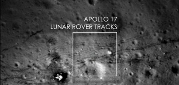 2011년 9월 나사의 달궤도정찰위성(LRO)이 촬영한 아폴로 17호의 월면차 바퀴 흔적. 사진 제공=나사