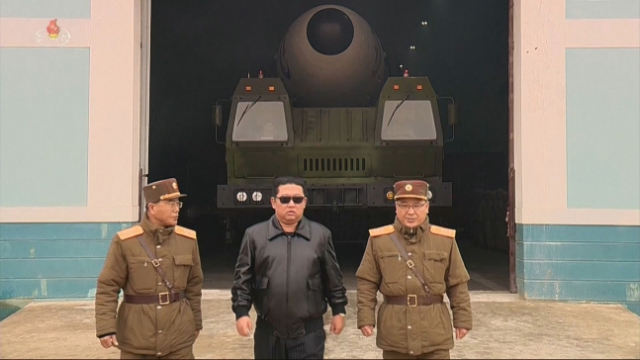 북한 김정은 국무위원장의 지도 아래 2022년 3월 24일 평양 순안비행장에서 발사한 신형 대륙간탄도미사일(ICBM) '화성-17형' 시험발사 영상을 조선중앙TV가 25일 공개했다. /조선중앙TV 화면 캡처