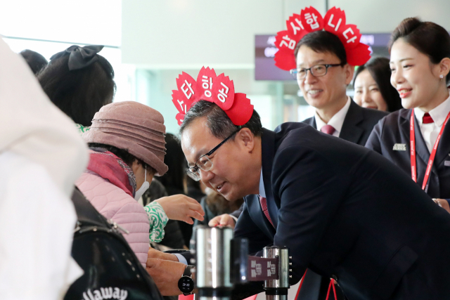 조중석 이스타항공 대표이사가 26일 김포공항 국내선 탑승동 게이트에서 이스타항공 승객들에게 감사 인사와 함께 기념품을 전달하고 있다. 이날 이스타항공은 지난 2020년 3월 24일 경영난으로 운항을 중단한 후 3년 만에 운항을 재개했다. 권욱 기자 2023.03.26