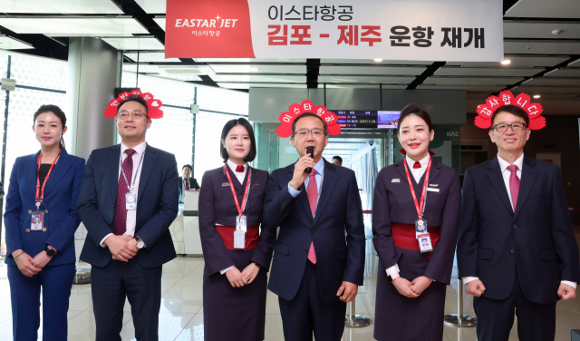 조중석 이스타항공 대표이사가 26일 김포공항 국내선 탑승동 게이트에서 이스타항공 승객들에게 감사 인사와 함께 기념품을 전달하고 있다. 이날 이스타항공은 지난 2020년 3월 24일 경영난으로 운항을 중단한 후 3년 만에 운항을 재개했다. 권욱 기자 2023.03.26