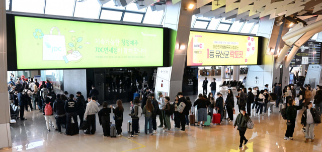 26일 김포공항 국내선 탑승동 게이트에서 이스타항공 승객들이 비행기 탑승을 위해 줄을 서 있다. 이날 이스타항공은 2020년 3월 24일 경영난으로 운항을 중단한 후 3년만에 운항을 재개했다. 권욱 기자 2023.03.26