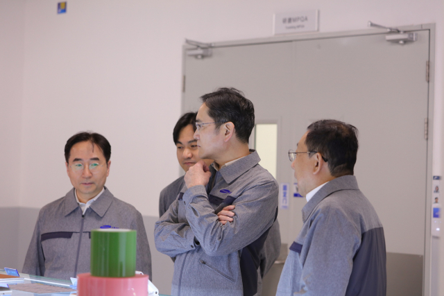 이재용 삼성전자 회장이 24일 중국 톈진에 위치한 삼성전기 사업장을 방문해 MLCC 생산 공장을 점검했다. 사진 제공=삼성전자