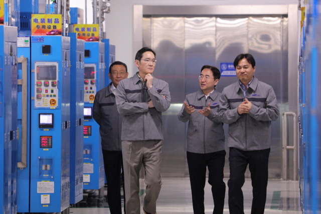 이재용 삼성전자 회장이 24일 중국 텐진에 위치한 삼성전기 사업장을 방문해 MLCC 생산 공장을 점검했다. 사진제공=삼성전자