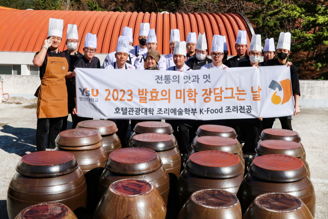 영산대학교 K-Food조리전공이 최근 한식전통문화 계승을 위한 장 담그기 행사를 진행하고 기념촬영을 하고 있다./사진제공=영산대