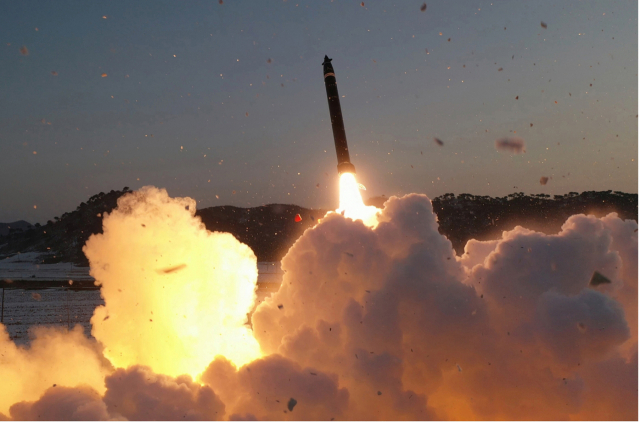 미 항모 한반도 전개한 날 …北 단거리 탄도미사일 2발  발사