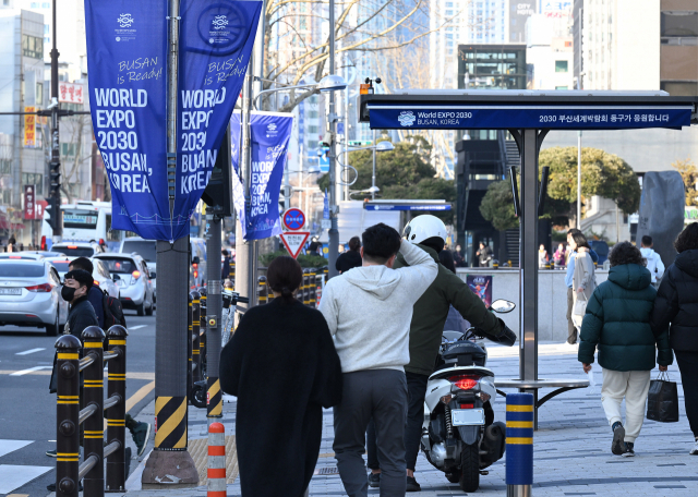 ‘2030 부산세계박람회(부산엑스포)’ 준비 상황 등을 점검하는 국제박람회기구(BIE) 실사단의 부산 방문을 2주 앞둔 21일 부산 시내 곳곳에 내걸린 엑스포 홍보 현수기가 유치 열기를 실감케 하고 있다. 부산=오승현 기자