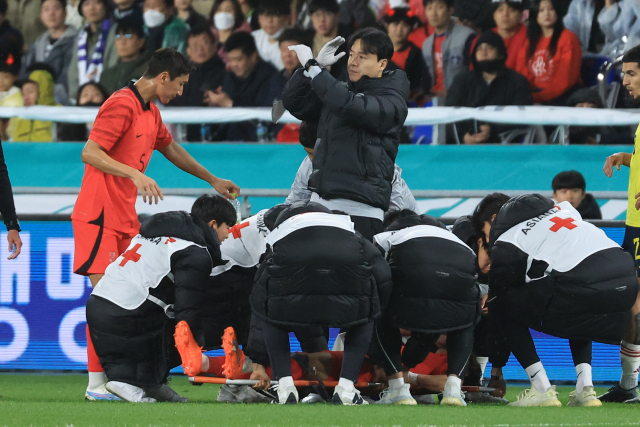 24일 대한민국 대 콜롬비아 축구 대표팀의 평가전에서 김진수가 부상으로 들것에 실리고 있다. 연합뉴스