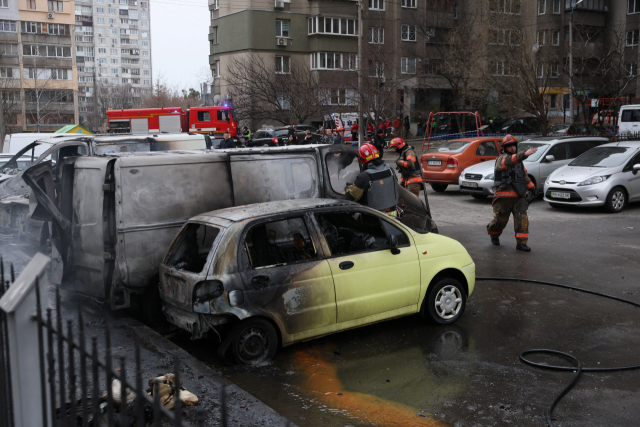 9일(현지시간) 우크라이나 키이우에서 소방대원들이 러시아 미사일 공습으로 발생한 차량 화재를 진압하고 있다. 이날 러시아는 키이우, 오데사, 하르키우 등의 주요 도시들에 미사일 공격을 가했다. 로이터연합뉴스