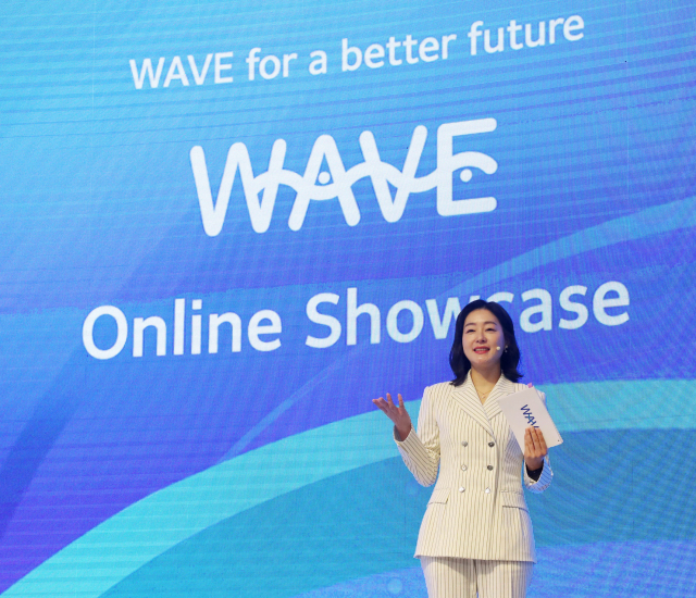 2030 부산 엑스포를 앞두고 개설된 소통플랫폼인 웨이브(WAVE) 론칭 행사에서 박진희 배우가 강연하고 있다. 사진제공=대한상의