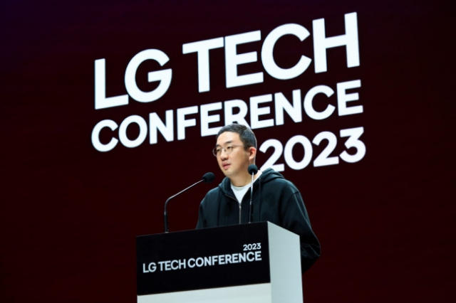16일 서울 강서구 LG사이언스파크에서 열린 LG테크콘퍼런스에서 구광모 LG 회장이 인사말을 하고 있다. 사진 제공=LG