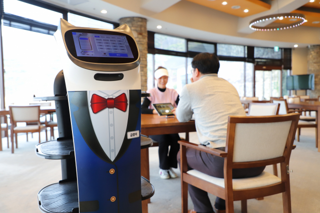 안성베네스트에서는 로봇이 음식을 배달한다. 사진 제공=안성베네스트