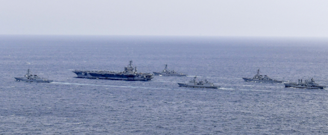 한미 해군 함정이 27일 제주 남방 공해상에서 항모 호송 훈련과 방공전 등 연합해상훈련을 실시하고 있다. 왼쪽 두 번째 함정이 미국 니미츠항공모함. 사진 제공=해군