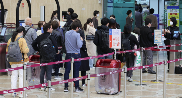 코로나19로 중단됐던 한-중 노선 운항이 재개된 가운데 27일 김포공항 국제선에서 북경·상해 노선을 이용하는 승객들이 탑승장으로 들어서고 있다. 권욱 기자 2023.03.27