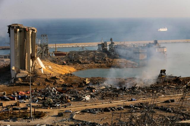 지난 2020년 8월 레바논 베이루트 항구에서 전날 대형 폭발로 붕괴된 대형 구조물. AP 연합뉴스