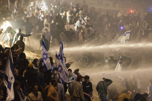 네타냐후, 사법개혁 반대 국방장관 해임…이스라엘 대통령 '사법 무력화 추진 멈춰라'
