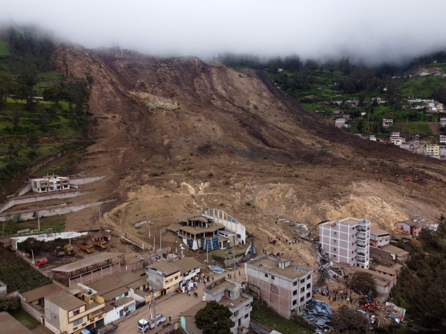 27일(현지시간) 에콰도르 알라우시에서 발생한 산사태로 주택들이 토사에 파묻혀 있다. AFP 연합뉴스