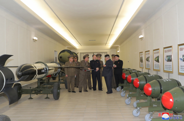 김정은 북한 국무위원장은 핵무기병기화사업을 지도하고 핵반격작전계획과 명령서를 검토했다북한 매체가 28일 보도했다. 전술핵탄두 ‘화산-31’이 여러 발 보인다. . /조선중앙통신 연합뉴스
