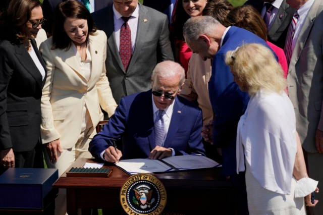 조 바이든 미국 대통령이 지난해 8월 백악관에서 반도체법에 서명하고 있다. AP연합뉴스