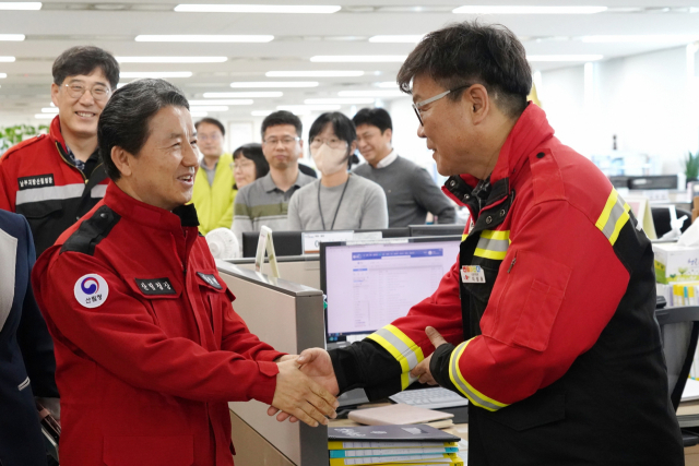 남성현(왼쪽) 산림청장이 경북 안동 경북도청을 방문해 산불방지업무 직원들에게 감사함을 전하고 있다. 사진제공=산림청