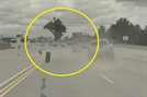 기아 쏘울 차량이 미국 고속도로에서 공중으로 3m 이상 튀어오르는 사고가 났지만 운전자는 경미한 부상을 입었다고 폭스뉴스가 27일(현지시간) 보도했다. 폭스뉴스 유튜브 캡처