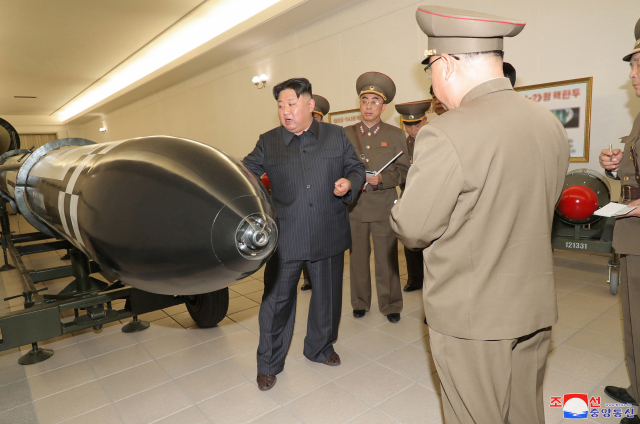 김정은 북한 국무위원장은 핵무기병기화사업을 지도하고 핵반격작전계획과 명령서를 검토했다. 김 위원장은 
