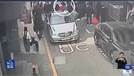 골목길을 걷다 차에 치여 깔린 10대 일본인 여행객을 시민들이 구조하고 있다. KBS 뉴스 갈무리
