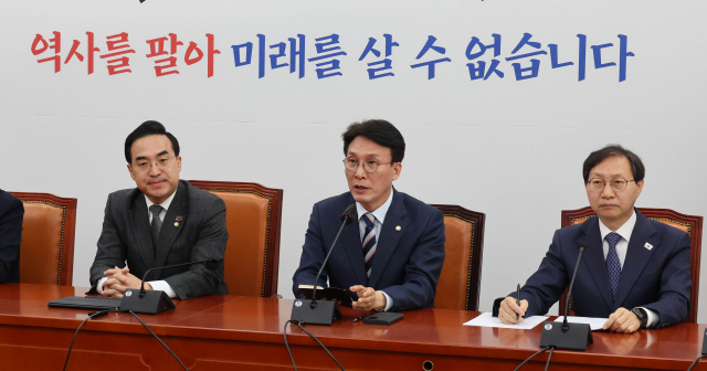 김민석 더불어민주당 신임 정책위의장이 28일 국회에서 열린 원내대책회의에서 발언하고 있다. 연합뉴스