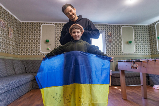 배우 올랜도 블룸이 데미디프를 찾아 한 어린이에게 우크라이나 국기에 서명을 해줬다. 로이터 연합뉴스
