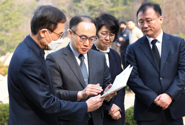 '故김홍영 검사 폭행' 전 부장검사 징역 8개월 확정