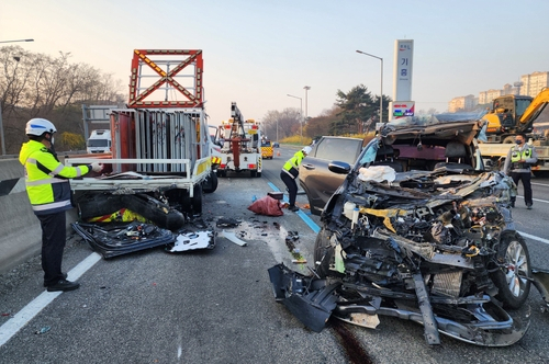 경부고속도로서 작업차량 들이받아…SUV에 탄 3명 사망·1명 부상