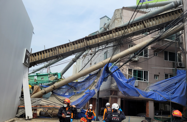 29일 오전 울산의 한 공사장에서 지반을 뚫는 천공장비가 넘어져 인근 원룸을 덮치는 사고가 발생했다. 사진제공=울산소방본부