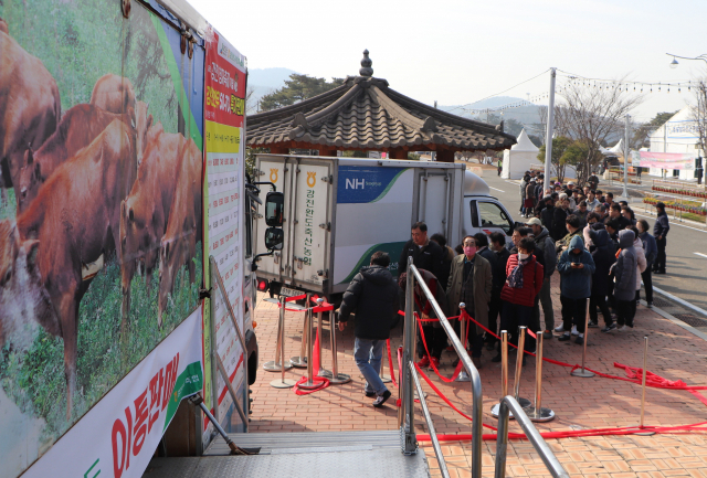 강진청자축제에서 열린 한우고기 소비 촉진 행사 모습. 사진 제공=전라남도