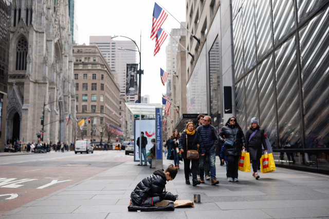 미국 뉴욕 맨해튼의 한 거리를 행인들이 지나고 있다. 로이터연합뉴스