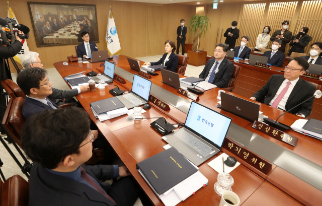 이창용 한국은행 총재가 지난달 23일 오전 서울 중구 한국은행에서 열린 금융통화위원회 본회의를 주재하고 있다. 사진공동취재단