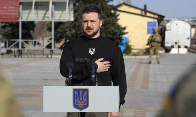 볼로디미르 젤렌스키 우크라이나 대통령이 28일(현지 시간) 수미주 트로스티아네츠 기차역에서 국민의례를 하고 있다. AP