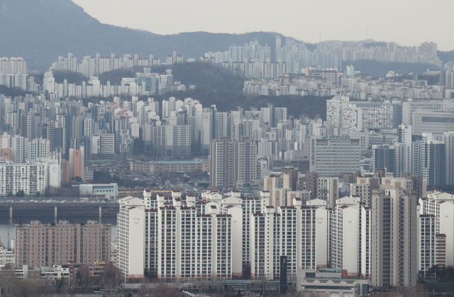 서울 남산에서 바라본 아파트 단지의 모습/연합뉴스