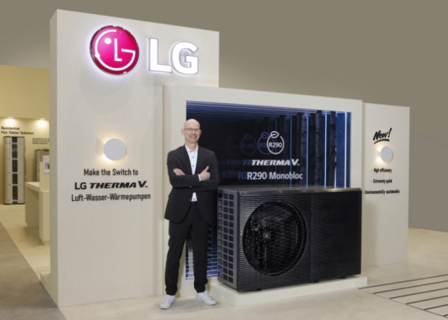 LG전자가 유럽에서 출시한 실내외기 일체형 히트펌프 신제품 ‘써마브이’가 전시돼 있다. 사진 제공=LG전자