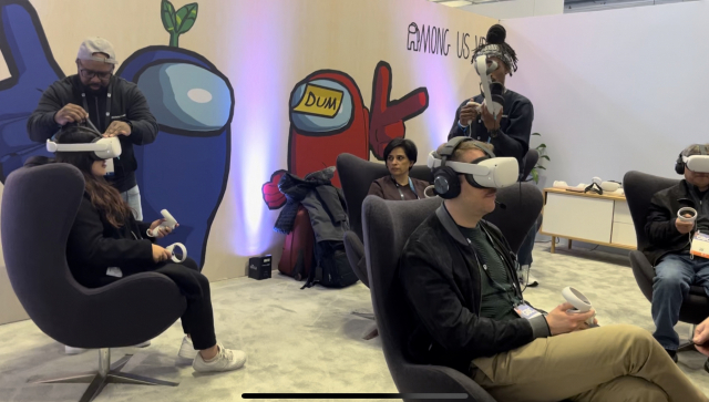 23일(현지 시간) 미국 샌프란시스코에서 열린 북미 최대 게임 콘퍼런스 GDC 2023에서 참가자들이 메타의 증강현실(AR)·가상현실(VR) 헤드셋 퀘스트2를 체험하고 있다. /샌프란시스코=정혜진 특파원