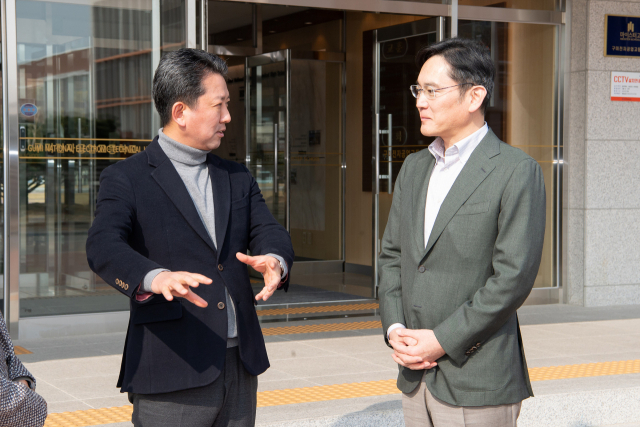 김장호 구미시장(왼쪽)이 구미사업장에서 이재용 삼성회장과 대화 하고있다.