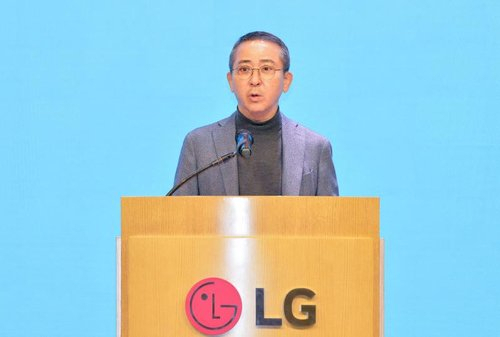 권영수 LG에너지솔루션 대표이사 부회장이 24일 서울 영등포구 여의도 LG트윈타워에서 열린 LG에너지솔루션 제3기 정기 주주총회에서 인사말을 하고 있다. 사진 제공=LG에너지솔루션