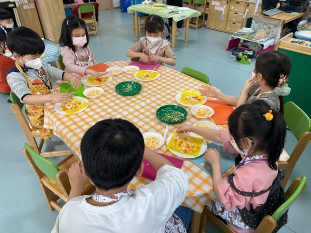 원생들이 서울 종로구 혜화어린이집에서 요리 실습을 하고 있다. 사진 제공=서울시